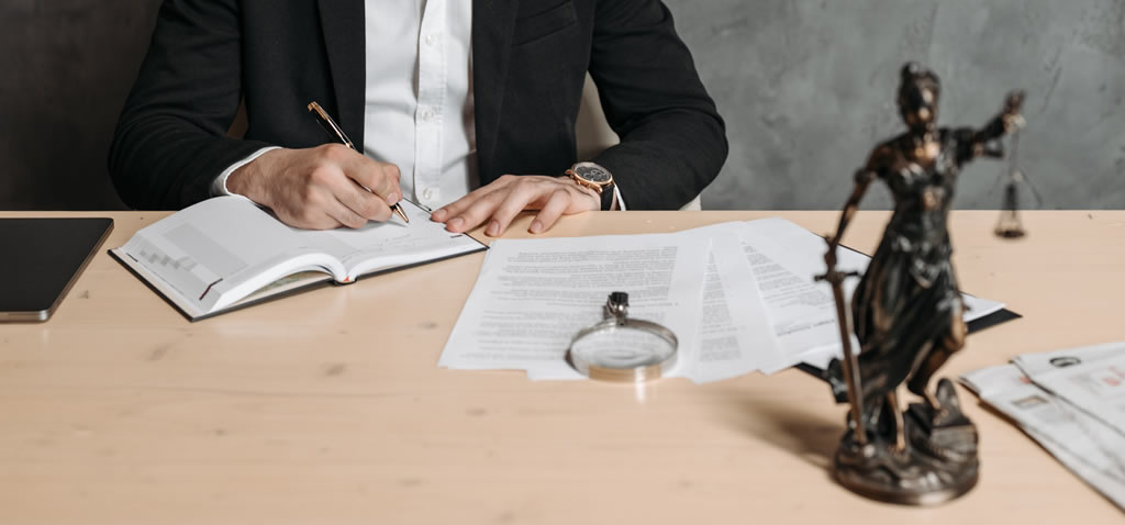 Avvocato successioni al tavolo di lavoro